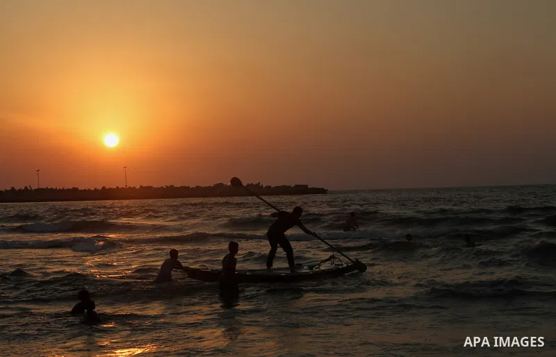 Palestinian prepare their fishing boat at the beach of Gaza City August 14, 2014. A fresh five-day ceasefire between Palestinian militants and Israel went into force early Thursday, agreed at the end of a three-day truce...