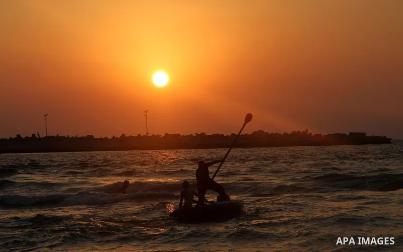Palestinian prepare their fishing boat at the beach of Gaza City August 14, 2014. A fresh five-day ceasefire between Palestinian militants and Israel went into force early Thursday, agreed at the end of a three-day truce...