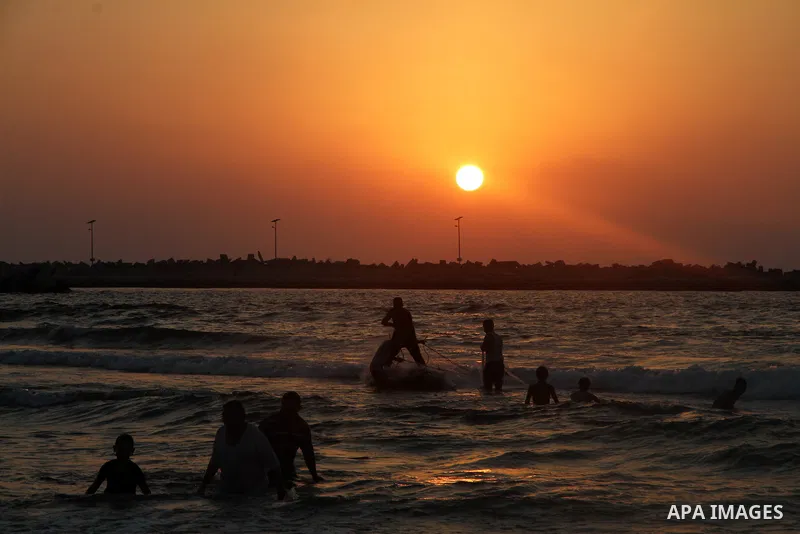 Palestinian prepare their fishing boat at the beach of Gaza City August 14, 2014. A fresh five-day ceasefire between Palestinian militants and Israel went into force early Thursday, agreed at the end of a three-day truce...