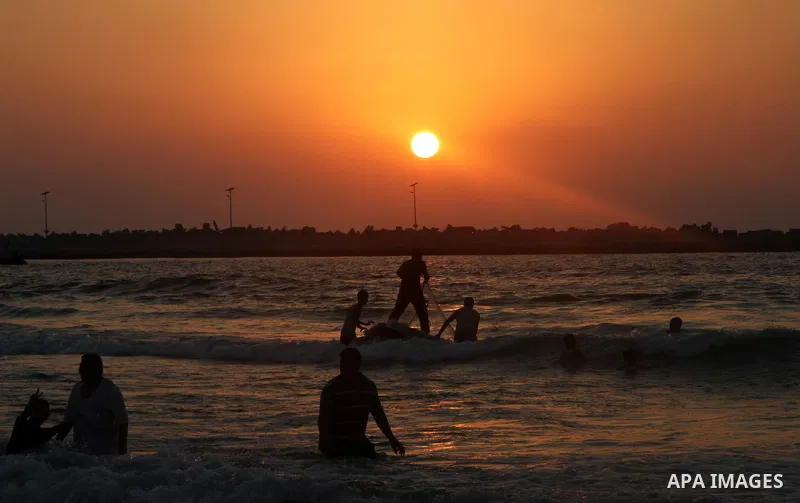 Palestinian prepare their fishing boat at the beach of Gaza City August 14, 2014. A fresh five-day ceasefire between Palestinian militants and Israel went into force early Thursday, agreed at the end of a three-day truce...