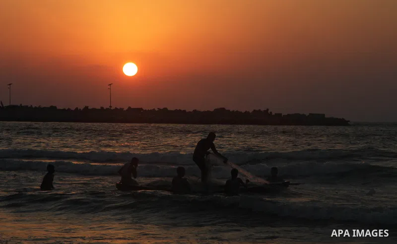 Palestinian prepare their fishing boat at the beach of Gaza City August 14, 2014. A fresh five-day ceasefire between Palestinian militants and Israel went into force early Thursday, agreed at the end of a three-day truce...