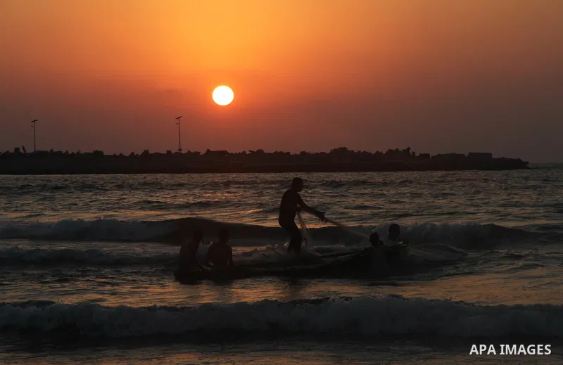 Palestinian prepare their fishing boat at the beach of Gaza City August 14, 2014. A fresh five-day ceasefire between Palestinian militants and Israel went into force early Thursday, agreed at the end of a three-day truce...