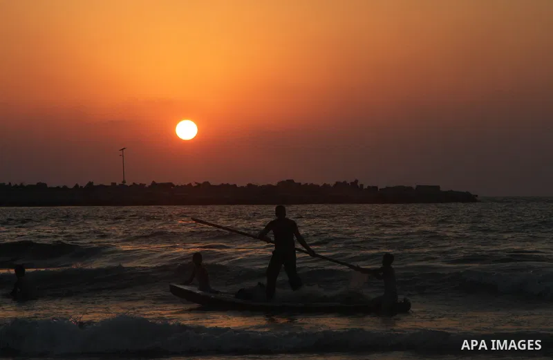 Palestinian prepare their fishing boat at the beach of Gaza City August 14, 2014. A fresh five-day ceasefire between Palestinian militants and Israel went into force early Thursday, agreed at the end of a three-day truce...