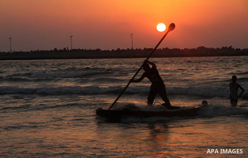 Palestinian prepare their fishing boat at the beach of Gaza City August 14, 2014. A fresh five-day ceasefire between Palestinian militants and Israel went into force early Thursday, agreed at the end of a three-day truce...