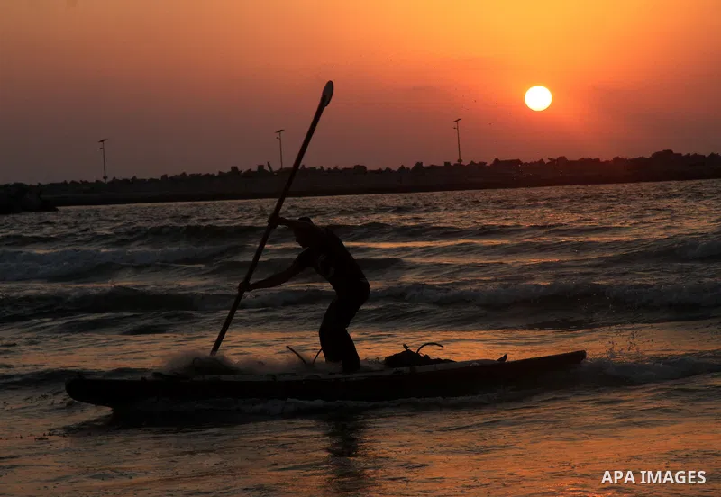 Palestinian prepare their fishing boat at the beach of Gaza City August 14, 2014. A fresh five-day ceasefire between Palestinian militants and Israel went into force early Thursday, agreed at the end of a three-day truce...