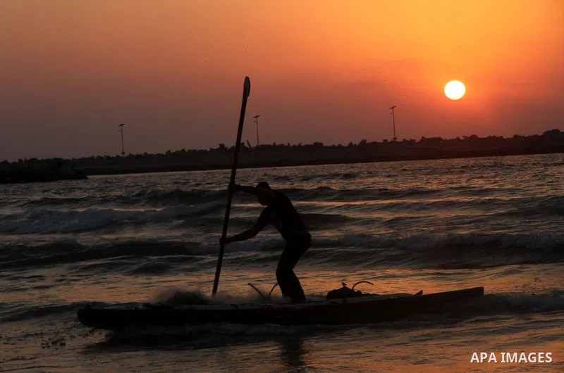 Palestinian prepare their fishing boat at the beach of Gaza City August 14, 2014. A fresh five-day ceasefire between Palestinian militants and Israel went into force early Thursday, agreed at the end of a three-day truce...