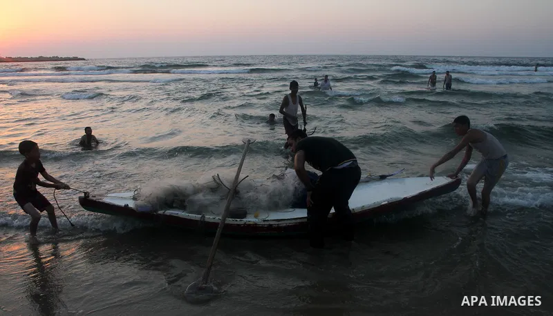 Palestinian prepare their fishing boat at the beach of Gaza City August 14, 2014. A fresh five-day ceasefire between Palestinian militants and Israel went into force early Thursday, agreed at the end of a three-day truce...