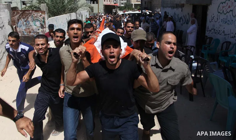 Palestinian mourners carry the body Mohammed Barhoum, one of three senior Hamas commanders who was killed in an Israeli air strike, mourn during his funeral in Rafah in the southern Gaza Strip August 21, 2014. Israel kil...