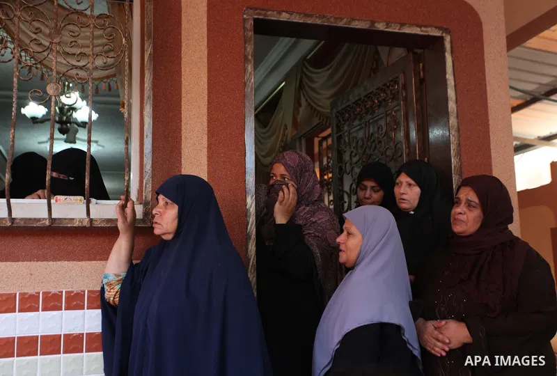 Palestinian relatives of Mohammed Barhoum, one of three senior Hamas commanders who was killed in an Israeli air strike, mourn during his funeral in Rafah in the southern Gaza Strip August 21, 2014. Israel killed three s...