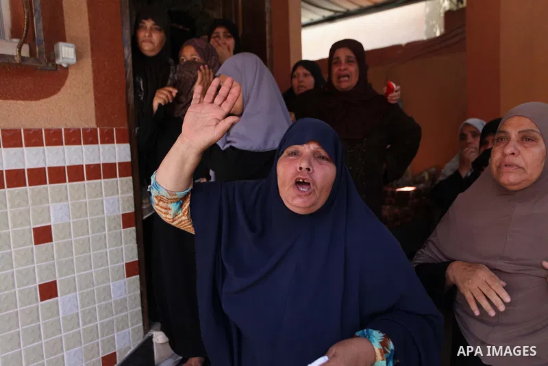 Palestinian relatives of Mohammed Barhoum, one of three senior Hamas commanders who was killed in an Israeli air strike, mourn during his funeral in Rafah in the southern Gaza Strip August 21, 2014. Israel killed three s...