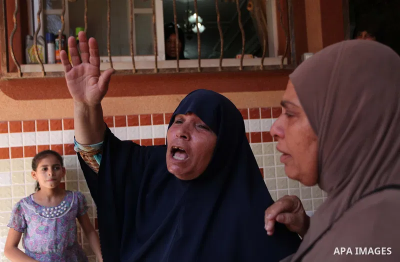 Palestinian relatives of Mohammed Barhoum, one of three senior Hamas commanders who was killed in an Israeli air strike, mourn during his funeral in Rafah in the southern Gaza Strip August 21, 2014. Israel killed three s...