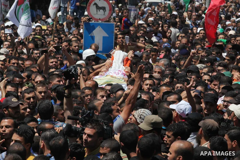 Palestinians carry the bodies of three senior Hamas commanders, who were killed in an Israeli air strike, during their funeral in Rafah in the southern Gaza Strip August 21, 2014. Israel killed three senior Hamas command...