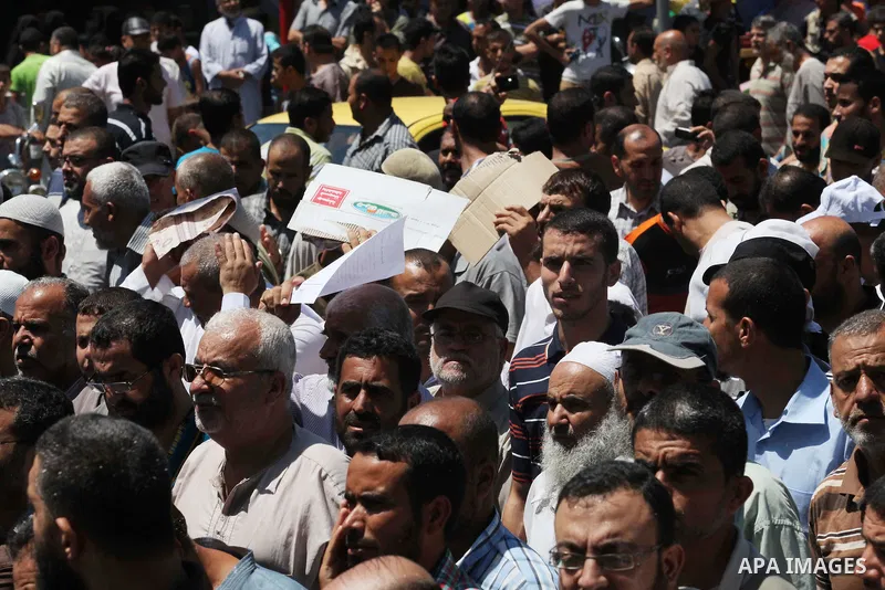 Palestinians carry the bodies of three senior Hamas commanders, who were killed in an Israeli air strike, during their funeral in Rafah in the southern Gaza Strip August 21, 2014. Israel killed three senior Hamas command...