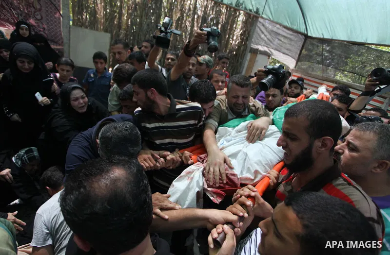 Palestinian mourners carry the body of Mohammed Abu Shammala, one of three senior Hamas commanders who were killed in an Israeli air strike, mourns during his funeral in Rafah in the southern Gaza Strip August 21, 2014....
