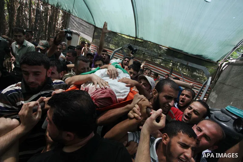 Palestinian mourners carry the body of Mohammed Abu Shammala, one of three senior Hamas commanders who were killed in an Israeli air strike, mourns during his funeral in Rafah in the southern Gaza Strip August 21, 2014....
