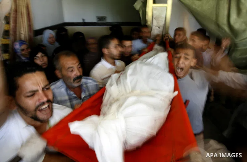 Palestinians carry the body of Islamic Jihad militant Ibraheem Hammad, whom medics said was killed in an Israeli air strike, during his funeral in Rafah in the southern Gaza Strip August 22, 2014. Since the collapse on T...