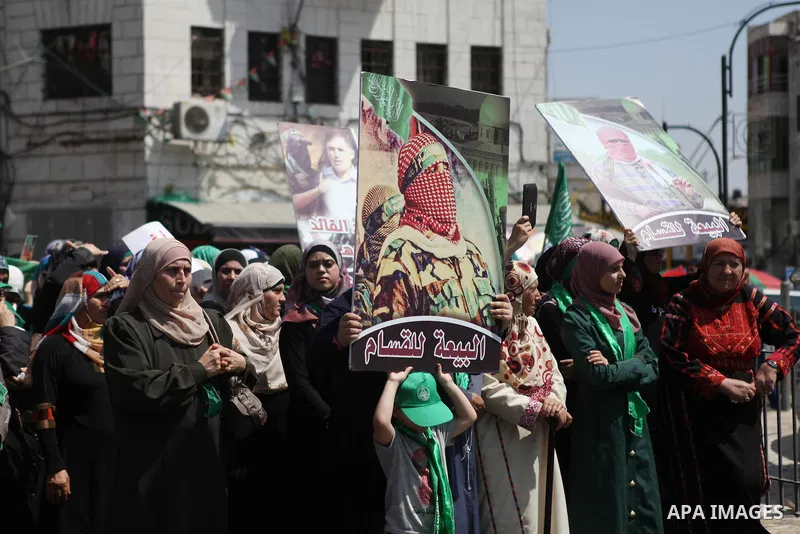 Palestinian protesters wave flags of the Islamist movement Hamas during a demonstration to show support to its militants in the Gaza Strip on August 22, 2014 in the West Bank city of Ramallah. Hostilities in the six-week...