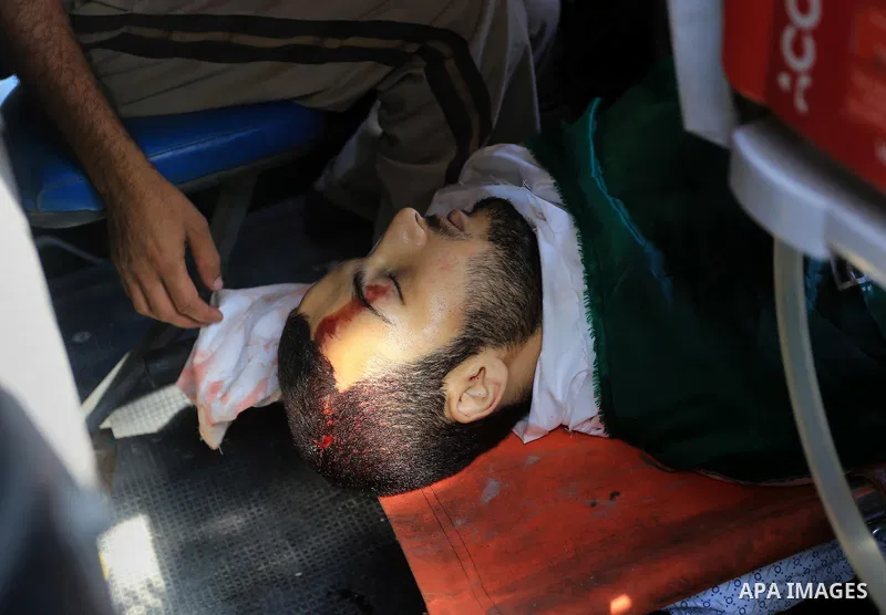 Palestinians carry the body of a Hamas militant, who was killed by an Israeli air strike, during his funeral in Gaza City August 26, 2014. Israeli air strikes launched before dawn on Tuesday killed two Palestinians and d...