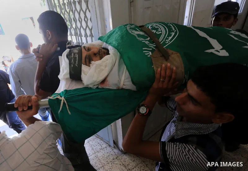 Palestinians carry the body of a Hamas militant, who was killed by an Israeli air strike, during his funeral in Gaza City August 26, 2014. Israeli air strikes launched before dawn on Tuesday killed two Palestinians and d...