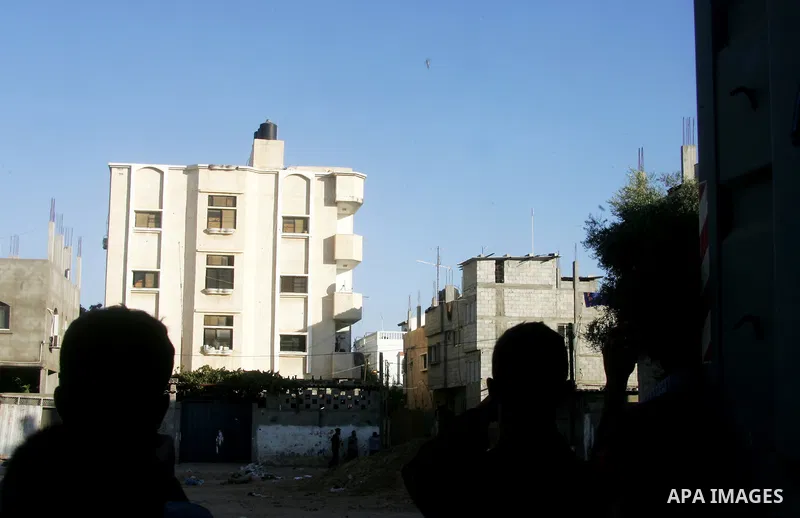 A missile which witnesses said was fired by an Israeli aircraft is seen as it targets the house of Palestinian senior Islamic Jihad leader Nafez Azzam in Rafah, in the southern Gaza Strip August 26, 2014. A Gaza ceasefir...