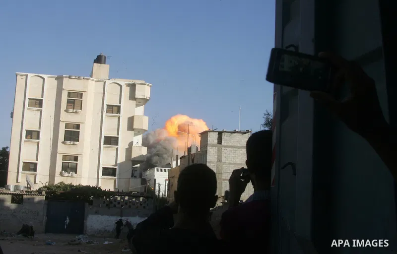 Flames are seen during what witnesses said was an Israeli air strike that targeted the house of Palestinian senior Islamic Jihad leader Nafez Azzam in Rafah, in the southern Gaza Strip August 26, 2014. A Gaza ceasefire b...