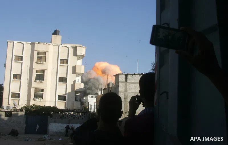 Flames are seen during what witnesses said was an Israeli air strike that targeted the house of Palestinian senior Islamic Jihad leader Nafez Azzam in Rafah, in the southern Gaza Strip August 26, 2014. A Gaza ceasefire b...