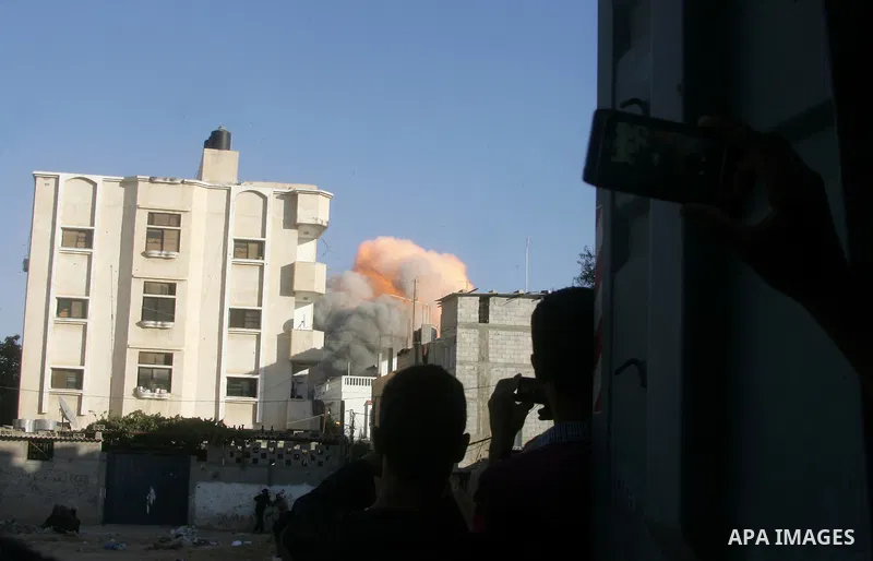 Flames are seen during what witnesses said was an Israeli air strike that targeted the house of Palestinian senior Islamic Jihad leader Nafez Azzam in Rafah, in the southern Gaza Strip August 26, 2014. A Gaza ceasefire b...
