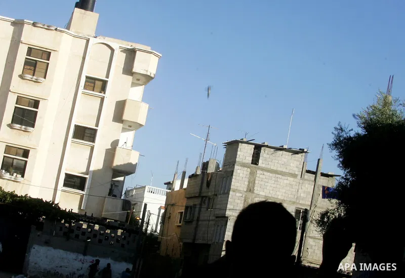 A missile which witnesses said was fired by an Israeli aircraft is seen as it targets the house of Palestinian senior Islamic Jihad leader Nafez Azzam in Rafah, in the southern Gaza Strip August 26, 2014. A Gaza ceasefir...