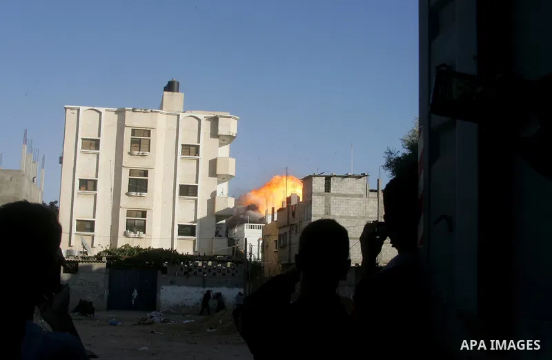 Flames are seen during what witnesses said was an Israeli air strike that targeted the house of Palestinian senior Islamic Jihad leader Nafez Azzam in Rafah, in the southern Gaza Strip August 26, 2014. A Gaza ceasefire b...