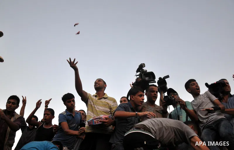 Palestinians gather in the streets celebrating a ceasefire in Gaza City, 26 August 2014. Palestinian President Mahmoud Abbas announced on 26 August 2014 an Egyptian-brokered ceasefire proposal to end seven weeks of fight...