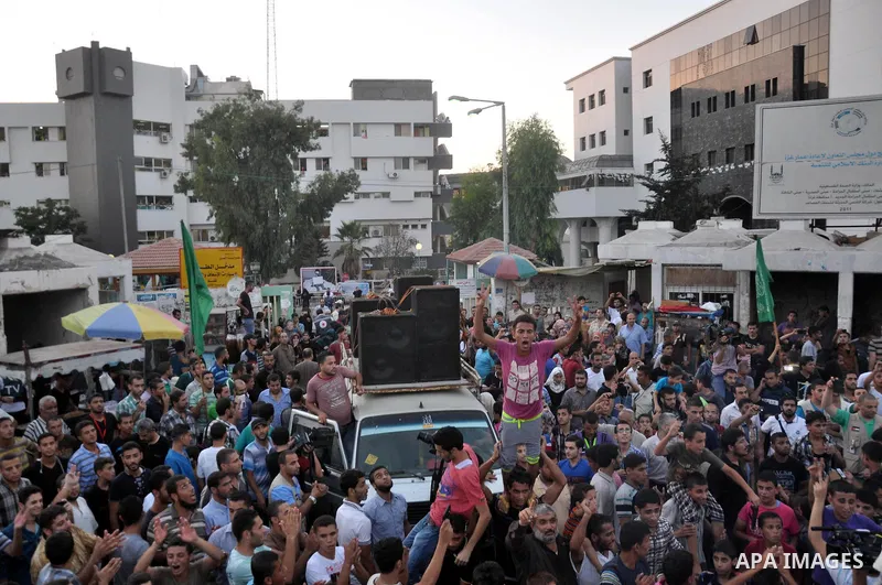 Palestinians gather in the streets celebrating a ceasefire in Gaza City, 26 August 2014. Palestinian President Mahmoud Abbas announced on 26 August 2014 an Egyptian-brokered ceasefire proposal to end seven weeks of fight...