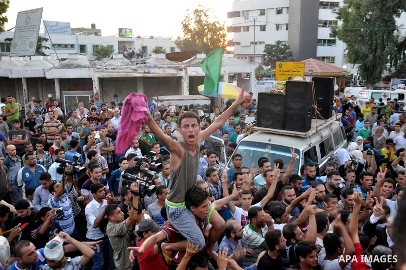 Palestinians gather in the streets celebrating a ceasefire in Gaza City, 26 August 2014. Palestinian President Mahmoud Abbas announced on 26 August 2014 an Egyptian-brokered ceasefire proposal to end seven weeks of fight...