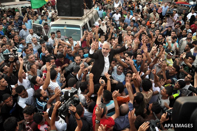 Hamas spokesman Fawzi Barhoum (C) is carried by Palestinians as they celebrate what they said was a victory over Israel following a ceasefire in Gaza City August 26, 2014. Israel has accepted an Egyptian proposal for a G...
