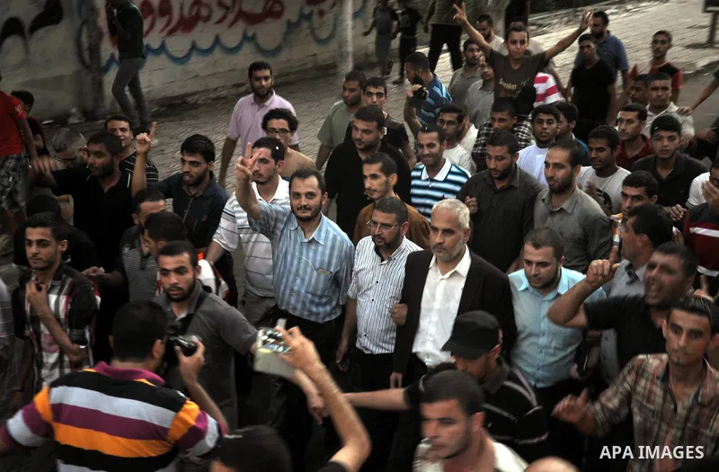 Palestinians gather in the streets celebrating a ceasefire in Gaza City, 26 August 2014. Palestinian President Mahmoud Abbas announced on 26 August 2014 an Egyptian-brokered ceasefire proposal to end seven weeks of fight...