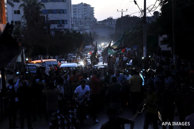 Palestinians gather in the streets celebrating a ceasefire in Gaza City, 26 August 2014. Palestinian President Mahmoud Abbas announced on 26 August 2014 an Egyptian-brokered ceasefire proposal to end seven weeks of fight...