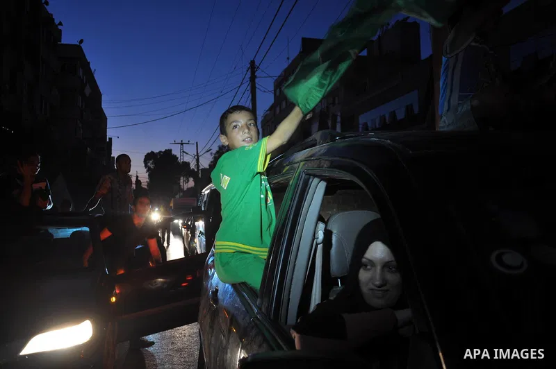 Palestinians gather in the streets celebrating a ceasefire in Gaza City, 26 August 2014. Palestinian President Mahmoud Abbas announced on 26 August 2014 an Egyptian-brokered ceasefire proposal to end seven weeks of fight...