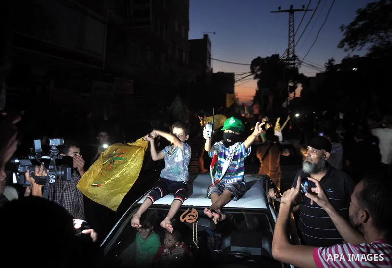 Palestinians gather in the streets celebrating a ceasefire in Gaza City, 26 August 2014. Palestinian President Mahmoud Abbas announced on 26 August 2014 an Egyptian-brokered ceasefire proposal to end seven weeks of fight...
