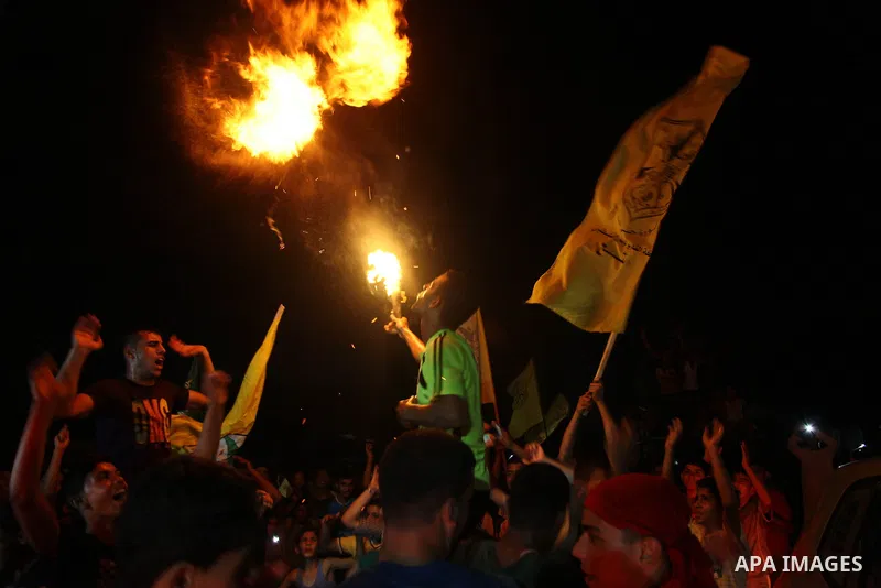 Palestinians gather in the streets celebrating a ceasefire in Gaza City, 26 August 2014. Palestinian President Mahmoud Abbas announced on 26 August 2014 an Egyptian-brokered ceasefire proposal to end seven weeks of fight...