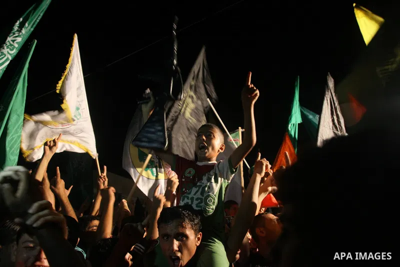 Palestinians gather in the streets celebrating a ceasefire in Gaza City, 26 August 2014. Palestinian President Mahmoud Abbas announced on 26 August 2014 an Egyptian-brokered ceasefire proposal to end seven weeks of fight...