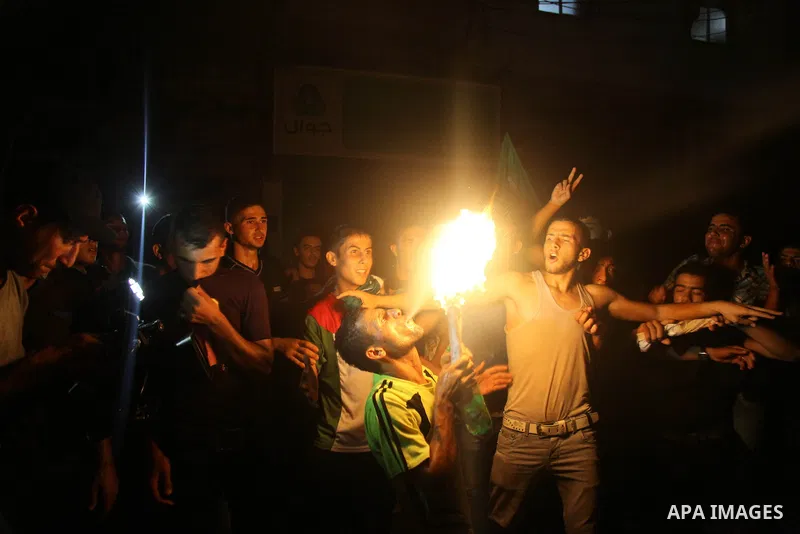 Palestinians gather in the streets celebrating a ceasefire in Gaza City, 26 August 2014. Palestinian President Mahmoud Abbas announced on 26 August 2014 an Egyptian-brokered ceasefire proposal to end seven weeks of fight...