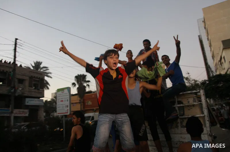 Palestinians gather in the streets celebrating a ceasefire in Gaza City, 26 August 2014. Palestinian President Mahmoud Abbas announced on 26 August 2014 an Egyptian-brokered ceasefire proposal to end seven weeks of fight...