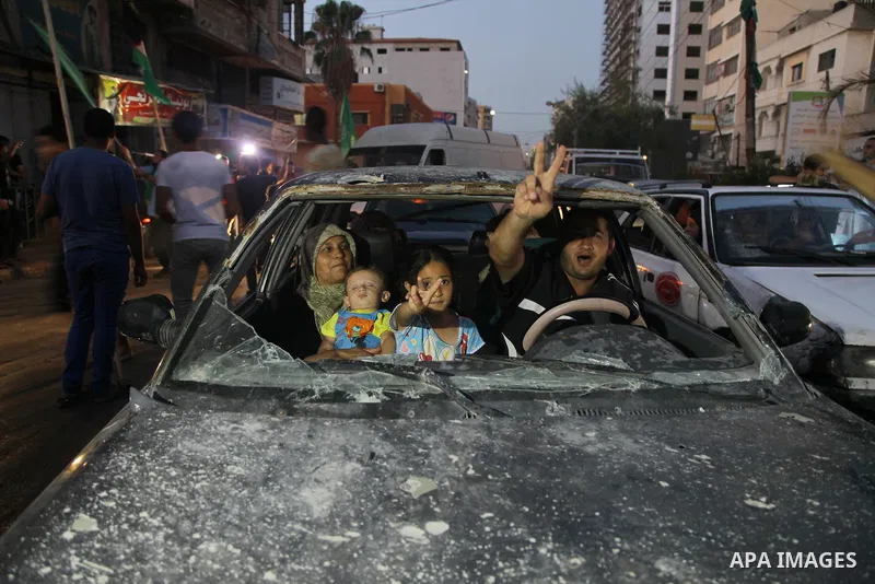 Palestinians gather in the streets celebrating a ceasefire in Gaza City, 26 August 2014. Palestinian President Mahmoud Abbas announced on 26 August 2014 an Egyptian-brokered ceasefire proposal to end seven weeks of fight...