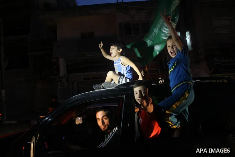 Palestinians gather in the streets celebrating a ceasefire in Gaza City, 26 August 2014. Palestinian President Mahmoud Abbas announced on 26 August 2014 an Egyptian-brokered ceasefire proposal to end seven weeks of fight...