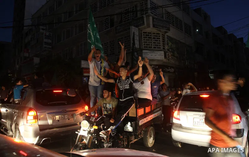 Palestinians gather in the streets celebrating a ceasefire in Gaza City, 26 August 2014. Palestinian President Mahmoud Abbas announced on 26 August 2014 an Egyptian-brokered ceasefire proposal to end seven weeks of fight...