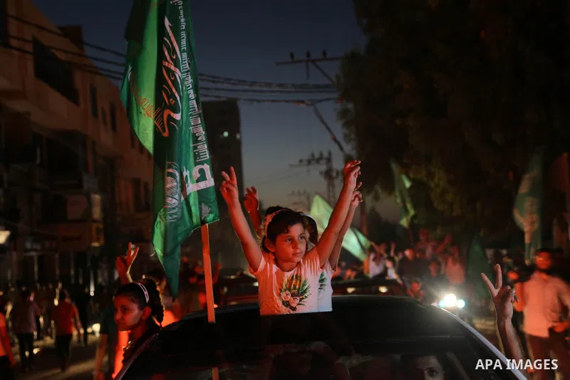 Palestinians gather in the streets celebrating a ceasefire in Gaza City, 26 August 2014. Palestinian President Mahmoud Abbas announced on 26 August 2014 an Egyptian-brokered ceasefire proposal to end seven weeks of fight...