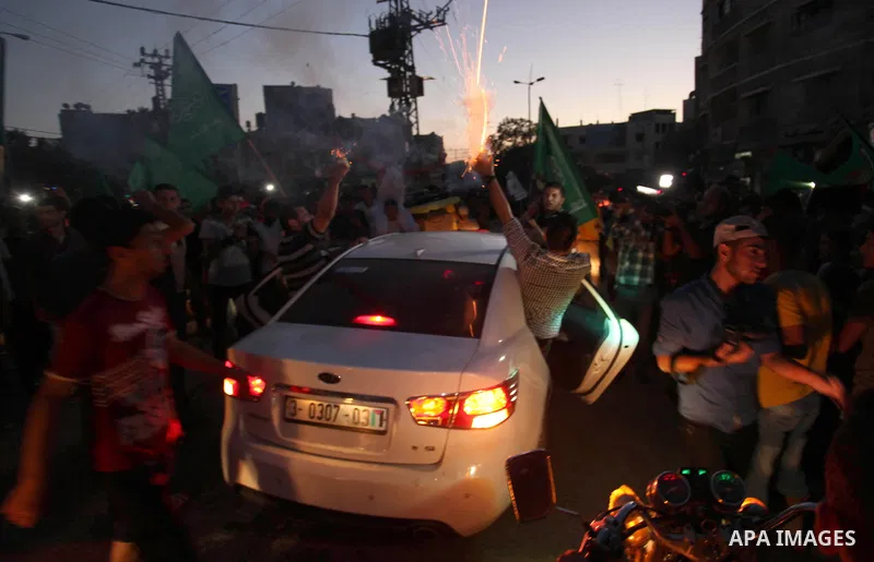 Palestinians gather in the streets celebrating a ceasefire in Khanyounis southern Gaza strip, on 26 August 2014. Palestinian President Mahmoud Abbas announced on 26 August 2014 an Egyptian-brokered ceasefire proposal to...