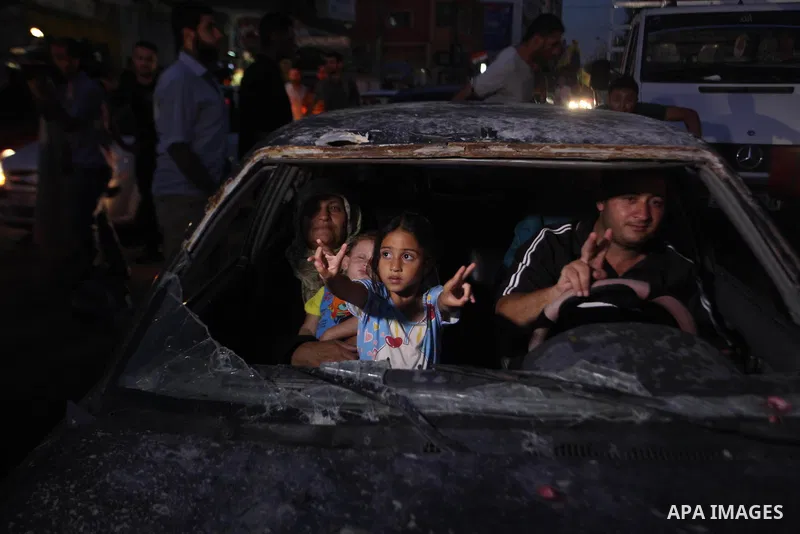 Palestinians gather in the streets celebrating a ceasefire in Gaza City, 26 August 2014. Palestinian President Mahmoud Abbas announced on 26 August 2014 an Egyptian-brokered ceasefire proposal to end seven weeks of fight...