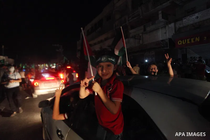 Palestinians gather in the streets celebrating a ceasefire in Gaza City, 26 August 2014. Palestinian President Mahmoud Abbas announced on 26 August 2014 an Egyptian-brokered ceasefire proposal to end seven weeks of fight...