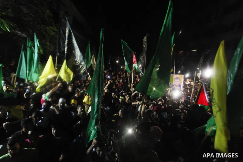 Palestinians gather in the streets celebrating a ceasefire in Gaza City, 26 August 2014. Palestinian President Mahmoud Abbas announced on 26 August 2014 an Egyptian-brokered ceasefire proposal to end seven weeks of fight...