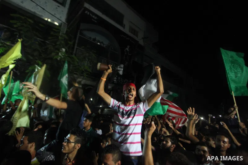 Palestinians gather in the streets celebrating a ceasefire in Gaza City, 26 August 2014. Palestinian President Mahmoud Abbas announced on 26 August 2014 an Egyptian-brokered ceasefire proposal to end seven weeks of fight...